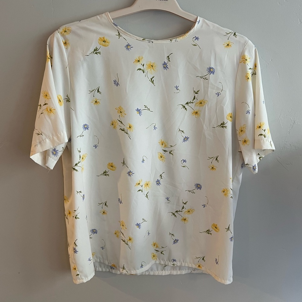 Kathie Lee flowered top